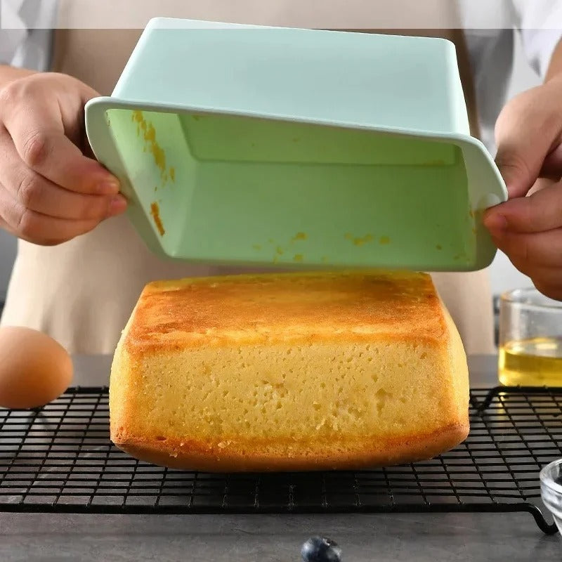 Moule Carré en Silicone – Brownies, Gâteaux & Air Fryer montrant un gâteau fraîchement démoulé sur une grille de refroidissement