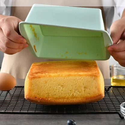 Moule Carré en Silicone – Brownies, Gâteaux & Air Fryer montrant un gâteau fraîchement démoulé sur une grille de refroidissement