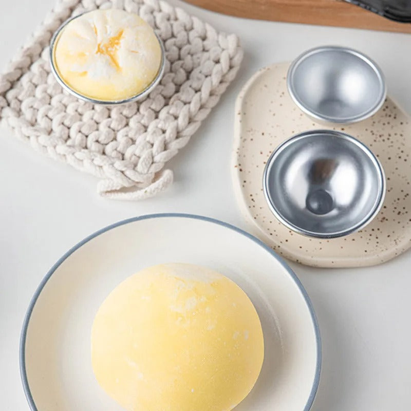 Moule Demi-Sphère en Aluminium – 10 Pièces sur une table avec des desserts crémeux et un support en tricot