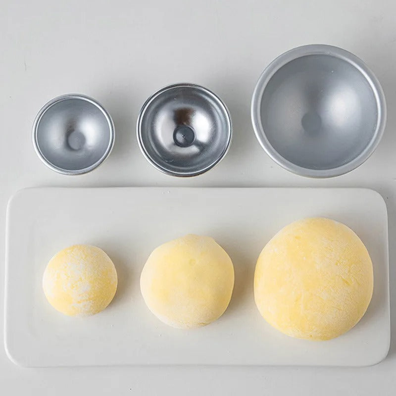 Moule Demi-Sphère en Aluminium – 10 Pièces affichant différentes tailles avec de la pâte jaune