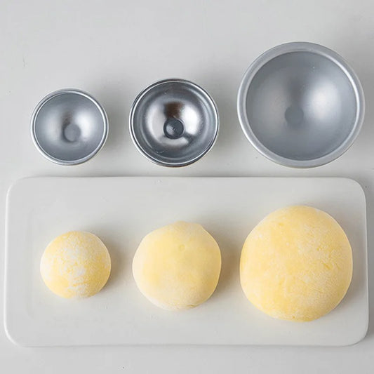 Moule Demi-Sphère en Aluminium – 10 Pièces affichant différentes tailles avec de la pâte jaune