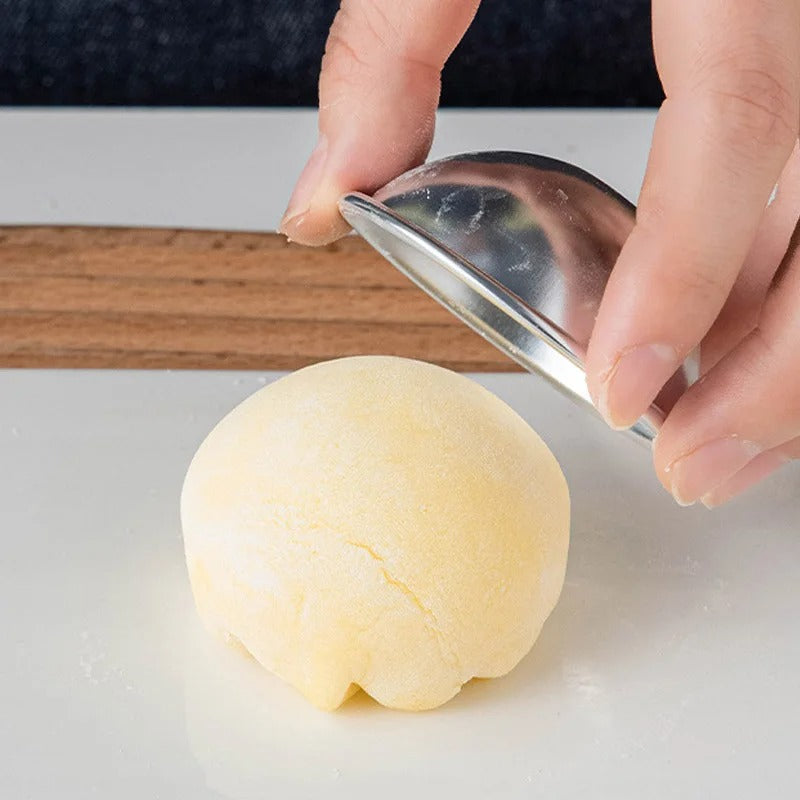 Moule Demi-Sphère en Aluminium – 10 Pièces en utilisation pour former des desserts en pâtisserie