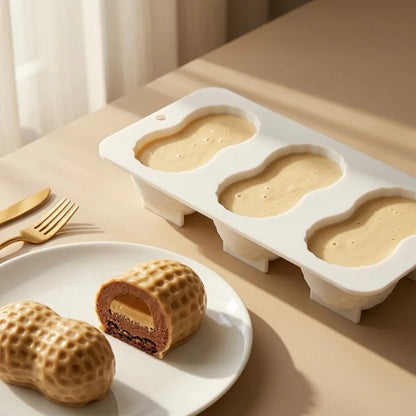 Moule en Forme d’Arachide en Silicone – 3 Cavités avec desserts en forme d'arachide sur une assiette