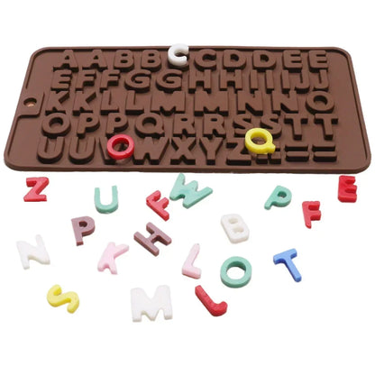 Moule en silicone lettres et chiffres pour chocolat avec des lettres colorées en plastique autour