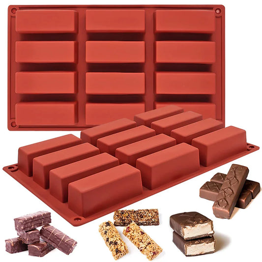 Moule pour barres chocolatées maison en silicone rouge avec barres chocolatées et barres énergétiques