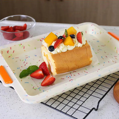 Moule Silicone Antiadhésif – Brownie, Pain & Gâteaux avec un gâteau décoré de fruits sur un plateau de service
