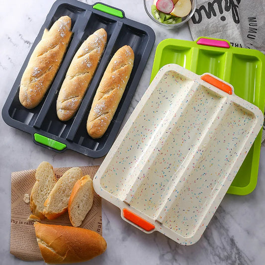 Moule Silicone Antiadhésif – Brownie, Pain & Gâteaux avec pains cuits et tranches sur la table