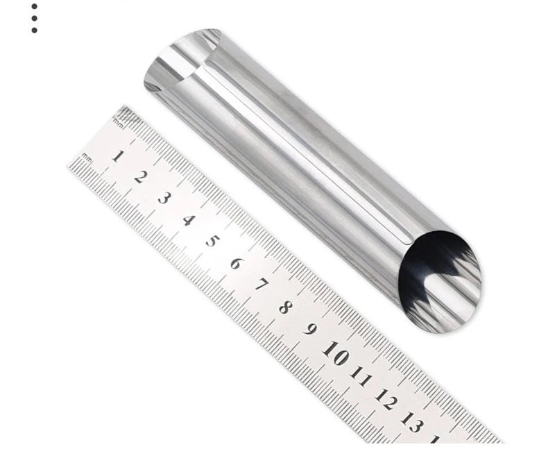 Moules à croissants en inox pour pâtisserie maison lot de 6 avec une règle pour mesurer la taille