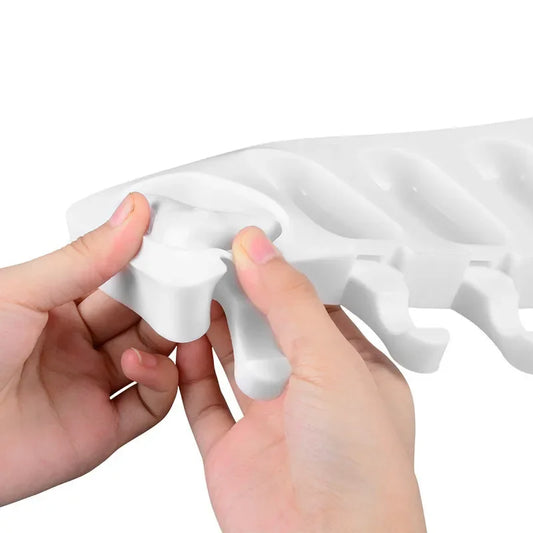 Moules Silicone Glace – Antiadhésif, Réutilisable & Sain en train d'être manipulé pour un démoulage facile