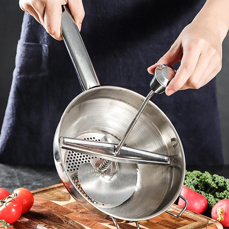 Moulin à légumes  - manivelle - en acier inoxydable avec poignée ergonomique utilisé en cuisine