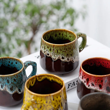 Mugs en Céramique Clay 350 ml – Tasses Universelles de différentes couleurs posées sur une table
