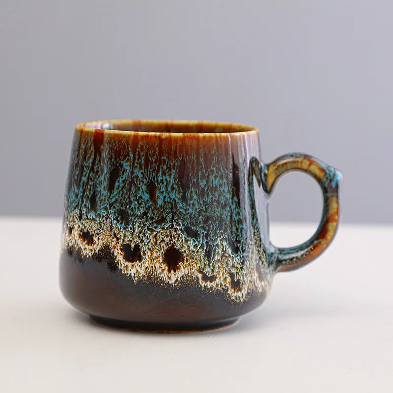 Mug en Céramique Clay 350 ml – Tasse Universelle avec un design artisanal aux couleurs vibrantes.