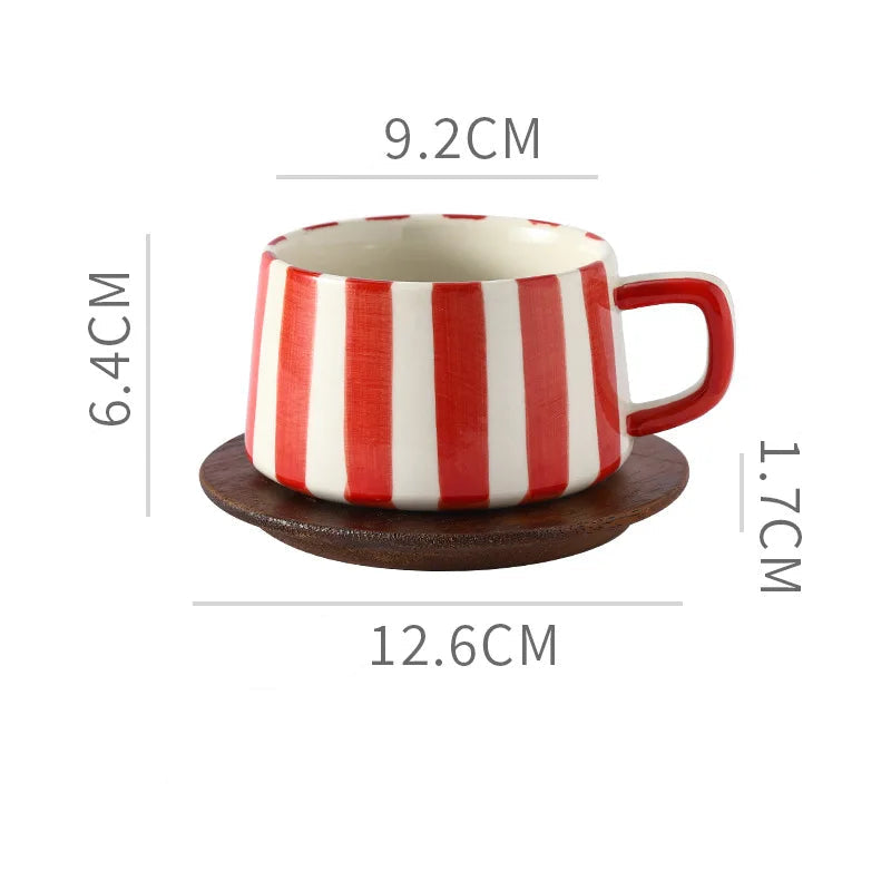 Mug en Porcelaine avec Plateau rayé rouge et blanc pour une présentation élégante des boissons