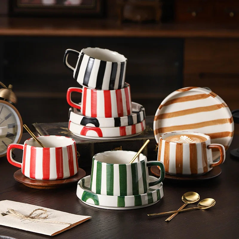 Mug en Porcelaine avec Plateau, ensemble coloré de mugs rayés sur une table en bois