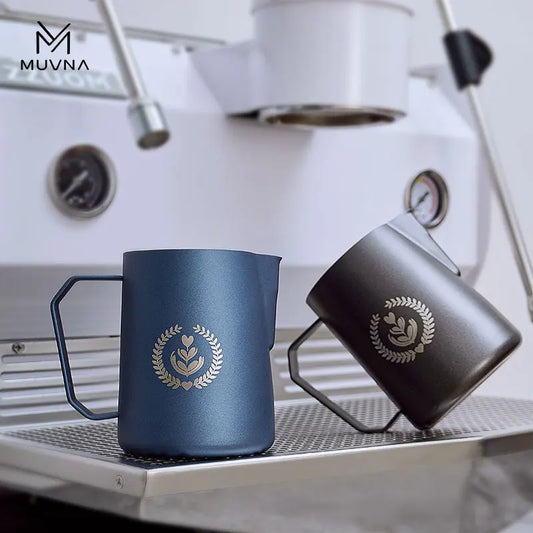 Pichet à Lait Muvna en acier inoxydable, disponible en bleu et noir, idéal pour créer de la mousse de lait