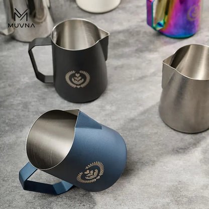 Pichet à Lait Muvna en inox avec poignée ergonomique pour un service facile du lait