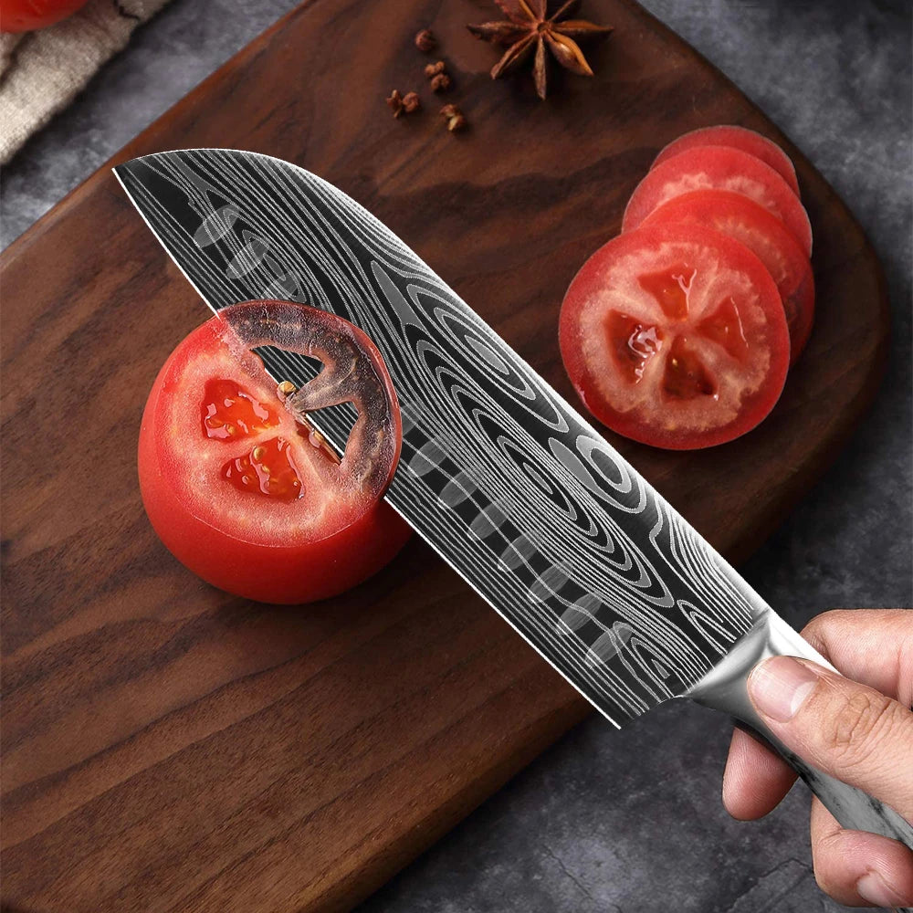 Couteaux de Chef MYVIT – Pro en Acier 7CR Tranchant découpant des tomates sur une planche en bois