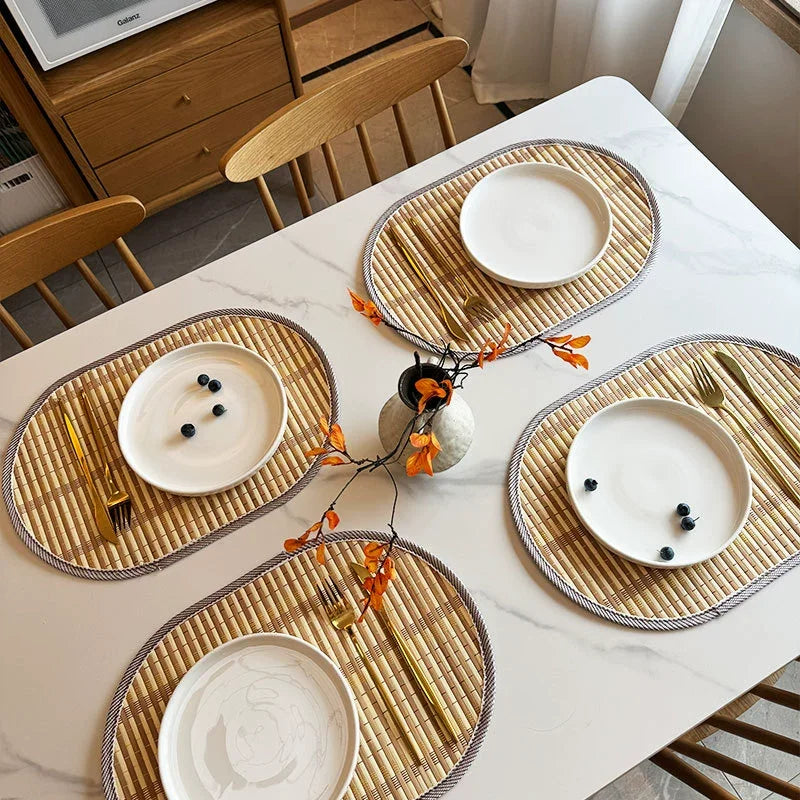 Napperons Ovales Nordiques en PU – Lot 1/4/6 Pièces sur une table avec des assiettes blanches et des décorations