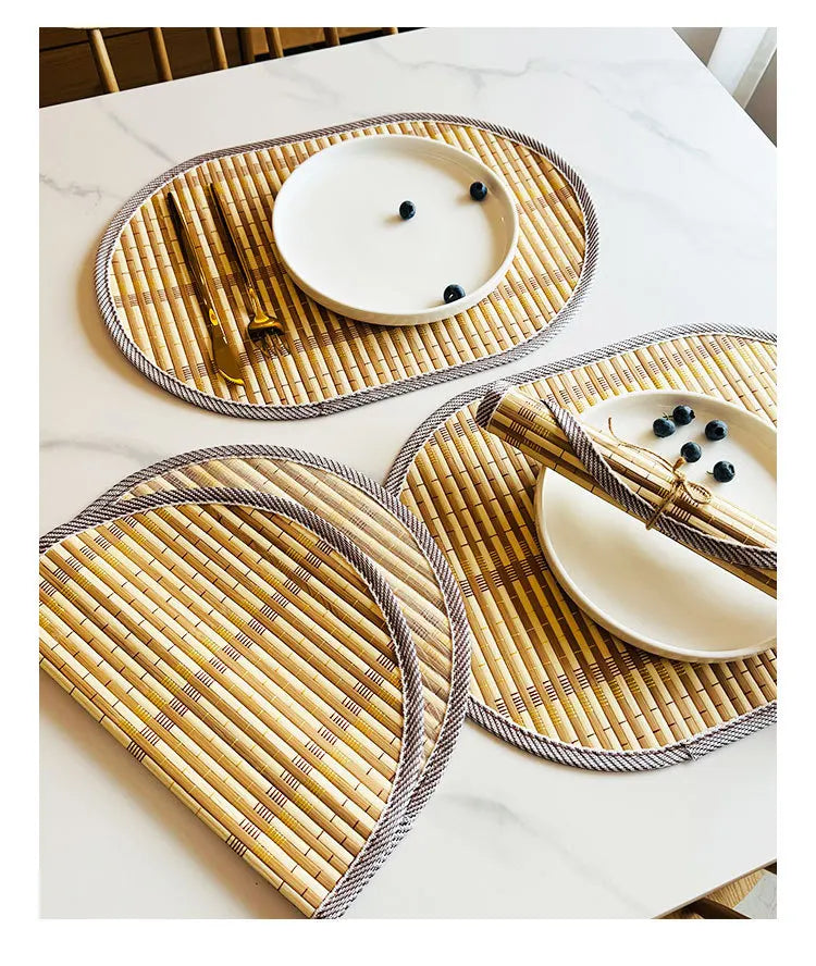 Napperons Ovales Nordiques en PU – Lot 1/4/6 Pièces sur une table avec assiettes et couverts