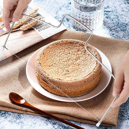 Niveleur à Gâteau Réglable – Coupe-Gâteau Inox en action sur un gâteau moelleux sur une table