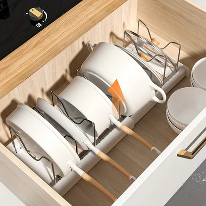 Organisateur de Casseroles Extensible – Séparateur Réglable dans un tiroir de cuisine avec casseroles blanches.