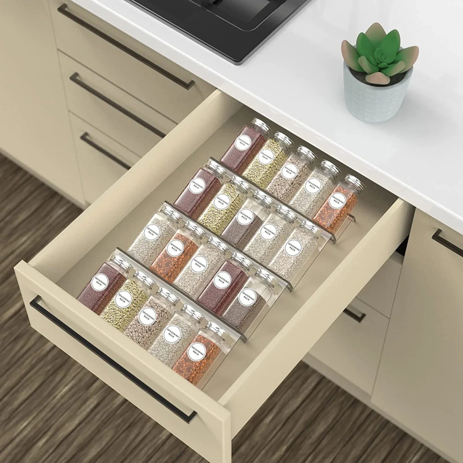 Organisateur tiroir épices acrylique – pratique et gain de place avec bocaux étiquetés dans un tiroir de cuisine moderne