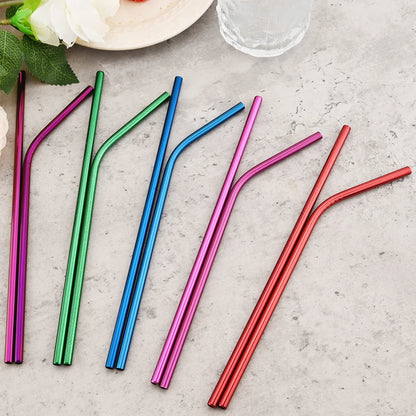 Lot de pailles colorées en métal sur table, Pailles acier inoxydable réutilisables – Écologiques & durables.