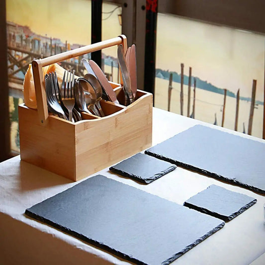 Panier de rangement en bambou compartimenté 25 cm pour couverts sur table blanche avec dessous de verre en ardoise