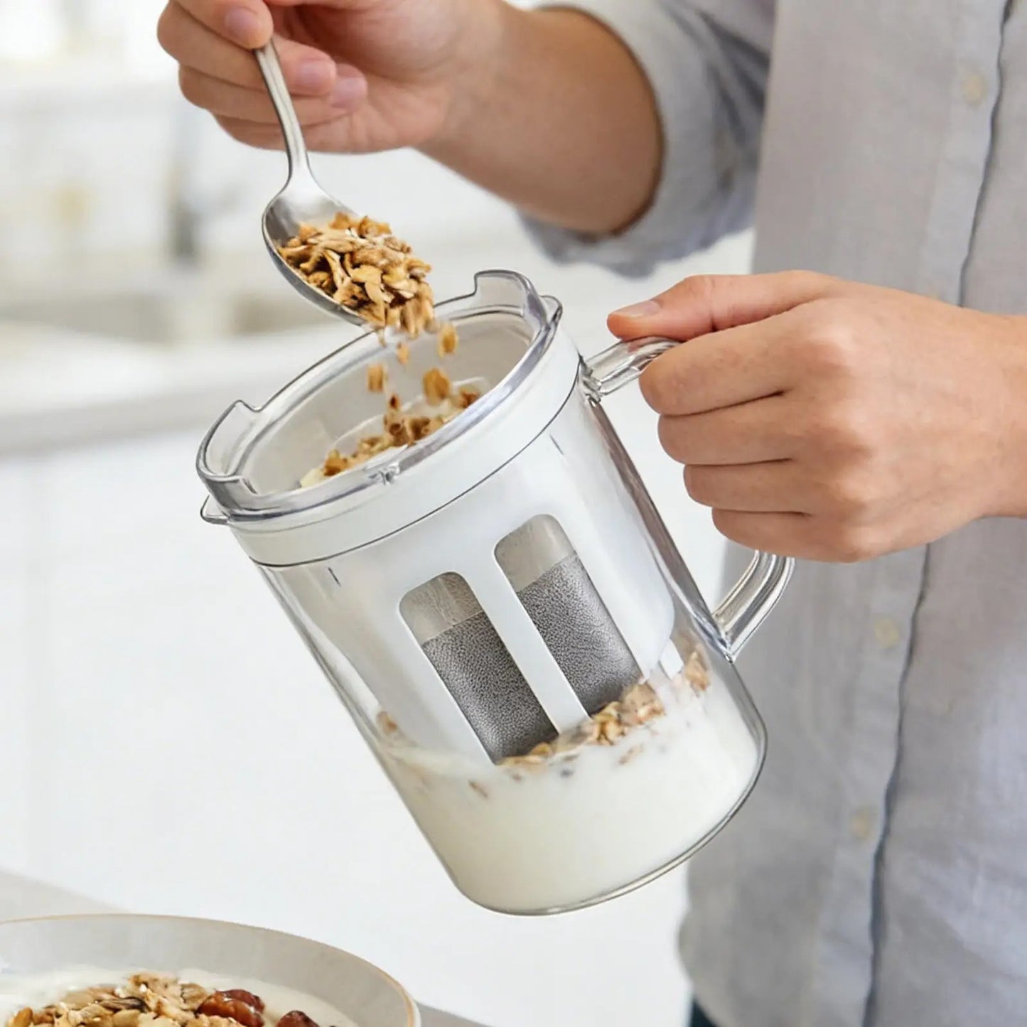 Passoire à yaourt grec maison – filtre réutilisable pour yaourt épais et fromage frais en utilisation dans une cuisine moderne