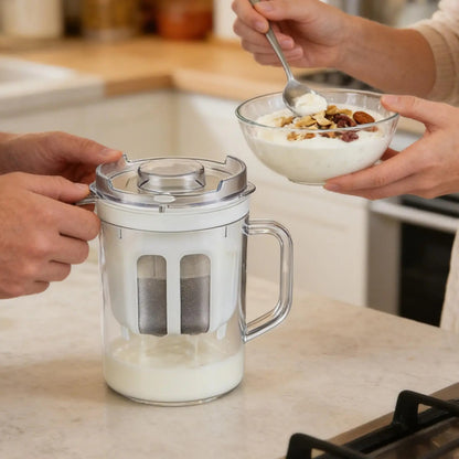 Passoire à yaourt grec maison – filtre réutilisable pour yaourt épais et fromage frais en utilisation dans la cuisine