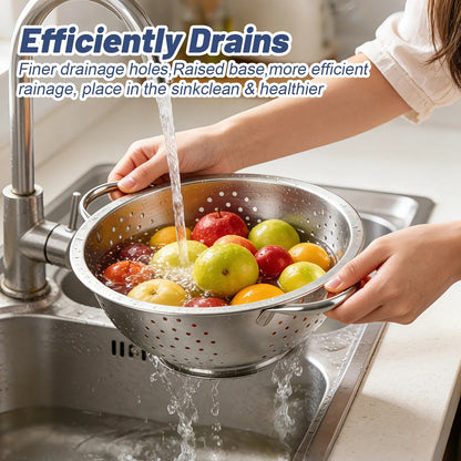 Passoire de Cuisine Inox Grande Capacité – Bol Égouttoir Polyvalent 26 cm, égouttée avec des fruits dans un évier