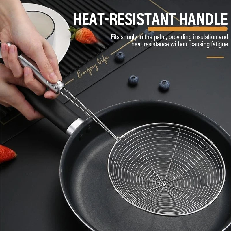 Passoire Inox Cuisine – Égouttoir et Filtre Multifonction avec poignée résistante à la chaleur utilisée dans une poêle noire