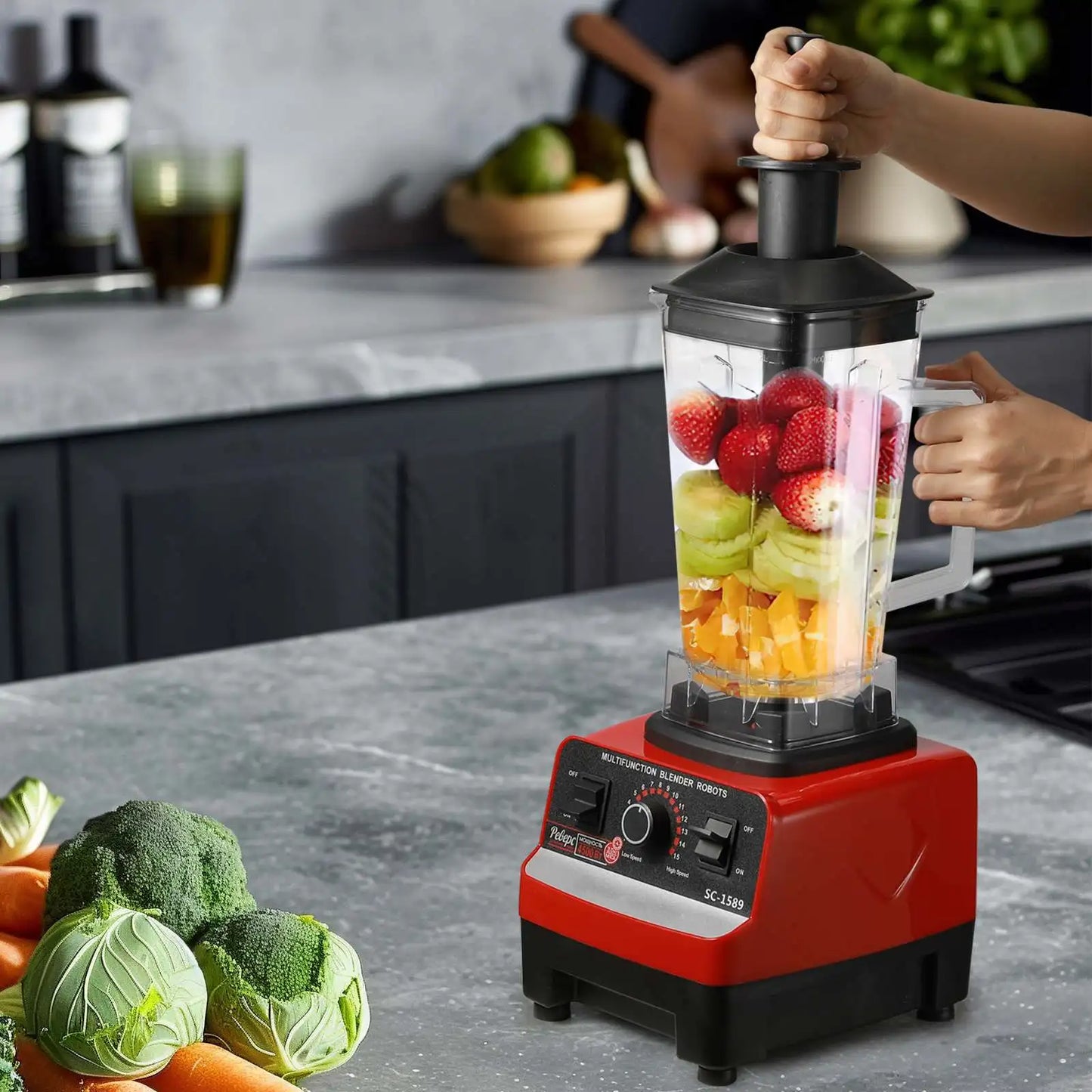 Mixeur de table haute puissance Blender 2000W 2L en action avec des fruits et légumes frais