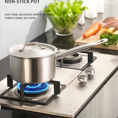 Petite Casserole Inox avec Couvercle sur une cuisinière à gaz, idéale pour tous feux et induction
