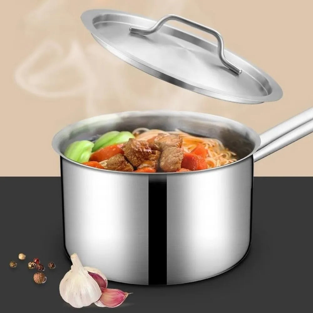 Petite Casserole Inox avec Couvercle – Induction & Tous Feux, idéale pour cuisiner des repas savoureux.