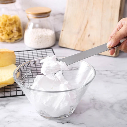 Petite Spatule de Pâtisserie en Inox – Pour Étaler et Garnir, utilisée pour mélanger la crème dans un bol en verre