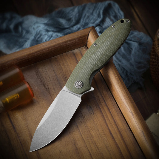 Couteau Pliant PFB01 avec lame en acier et manche vert olivine robuste sur plateau en bois