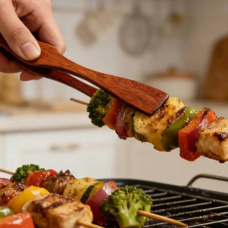 Pince alimentaire en bois 27 cm multifonction utilisée pour retourner des brochettes sur le grill