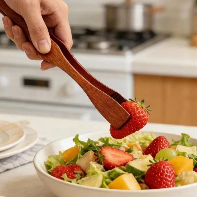 Pince alimentaire en bois 27 cm multifonction utilisée pour servir des fraises dans une salade fraîche