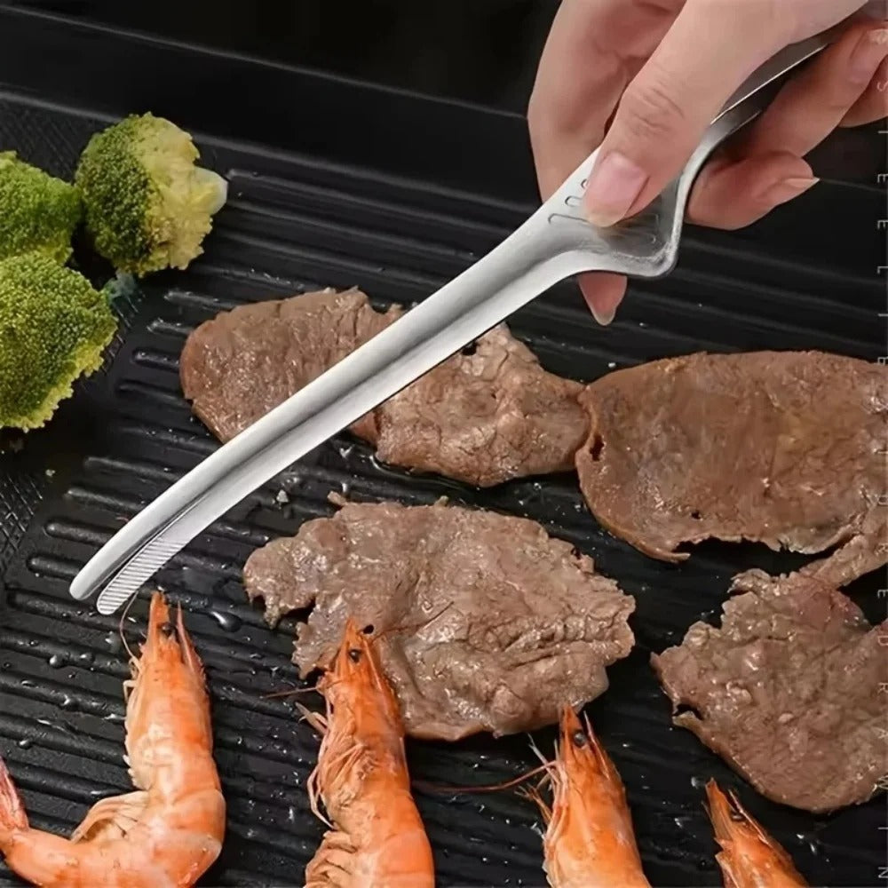 Pince de cuisine en inox autoportante utilisée pour saisir de la viande et des légumes grillés