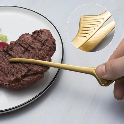Pince de Cuisine Inox Antidérapante – Durable et Hygiénique saisissant un steak avec zoom sur les détails texturés