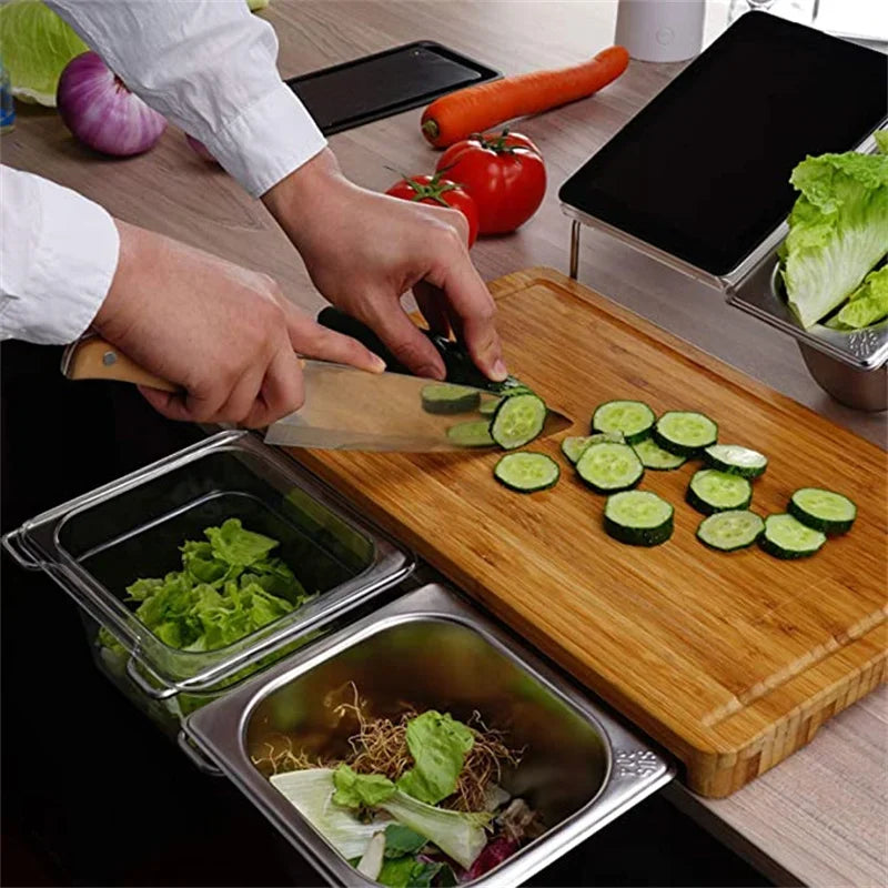 Planche à Découper Bambou Extensible – Avec Bacs Rangement et Support Tablette, idéale pour la préparation des aliments.