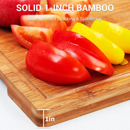 Planche à Découper en Bambou 40 × 28 cm avec Rigole, idéale pour trancher fruits et légumes.