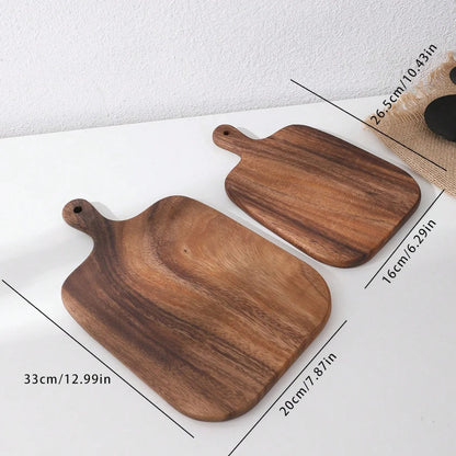 Planche à Découper en Bois avec Manche – Lot de 2 montrant deux tailles sur une table élégante