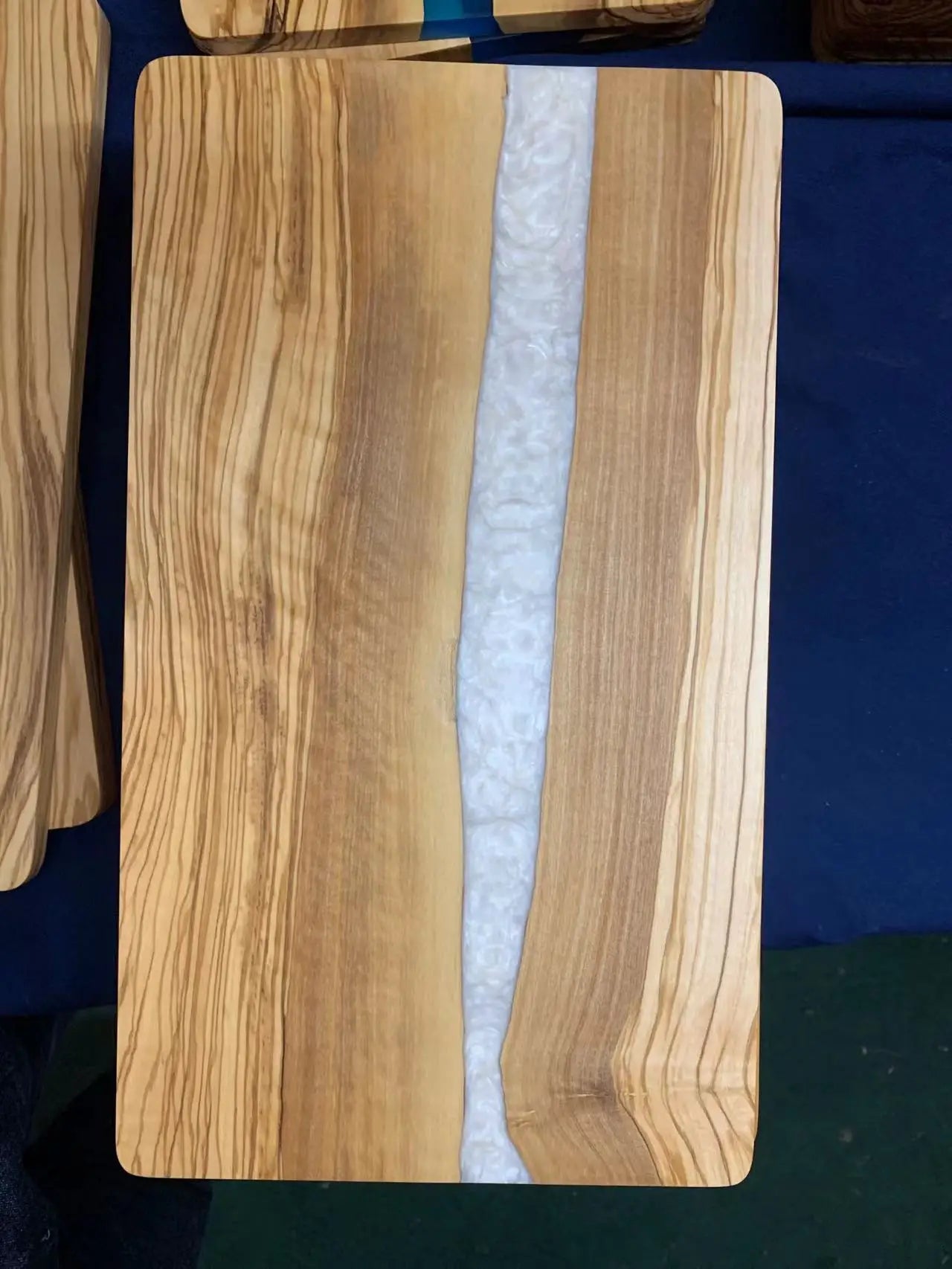 Planche à Découper en Bois d’Olivier et Résine – Double Face – 40x23 cm avec un design unique et élégant
