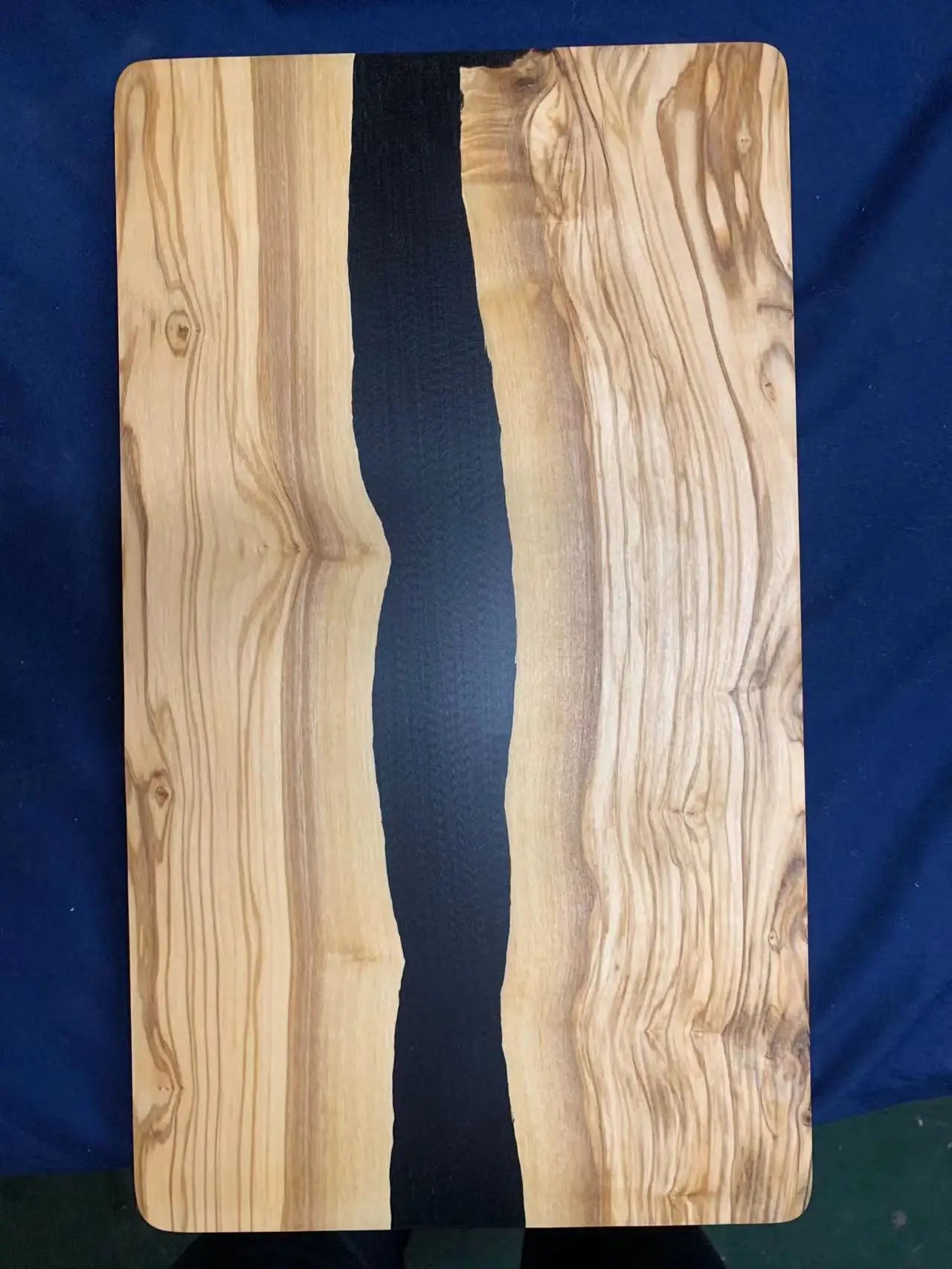 Planche à Découper en Bois d’Olivier et Résine – Double Face – 40x23 cm avec une surface lisse et esthétique en bois