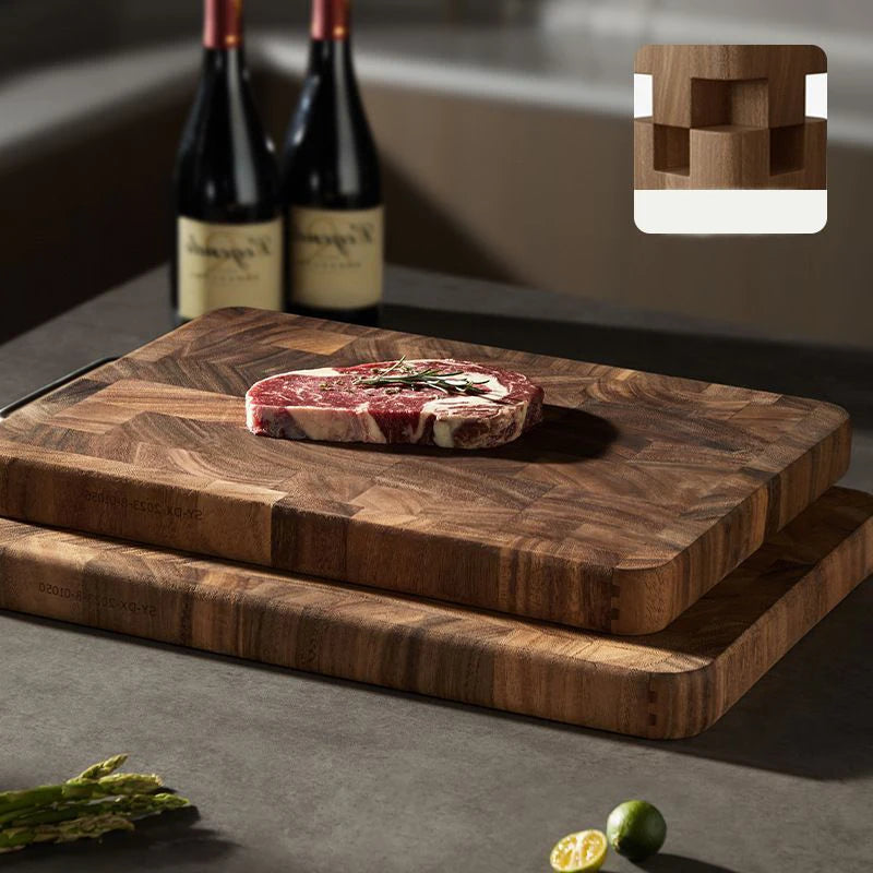 Planche à découper en noyer éco-responsable – Solide, durable avec un steak et des bouteilles de vin en arrière-plan