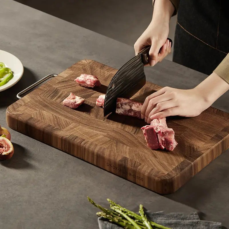 Planche à découper en noyer éco-responsable – Solide, durable avec un chef utilisant un couteau pour couper de la viande