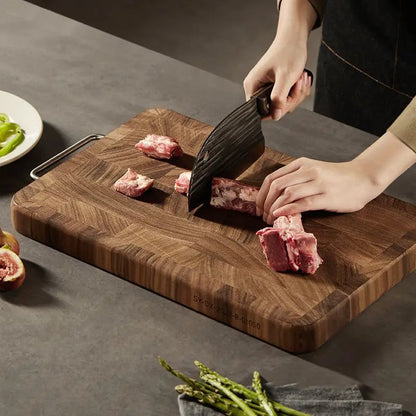 Planche à découper en noyer éco-responsable – Solide, durable avec un chef utilisant un couteau pour couper de la viande