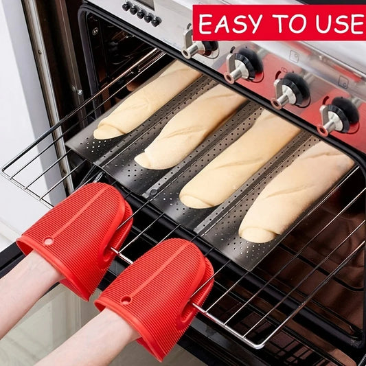 Plaque à Pain – Antiadhésive en Acier Carbon pour Four avec pain en cours de cuisson et maniques rouges